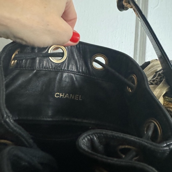 Chanel bucket bag with gold chain strap - Picture 10 of 15
